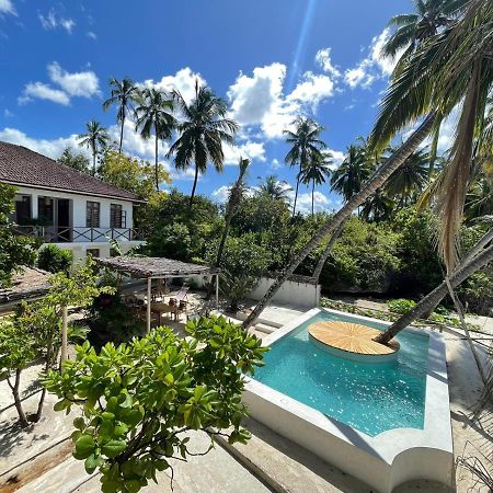 Kima Serviced Beach House & Suites Bwejuu Exterior photo