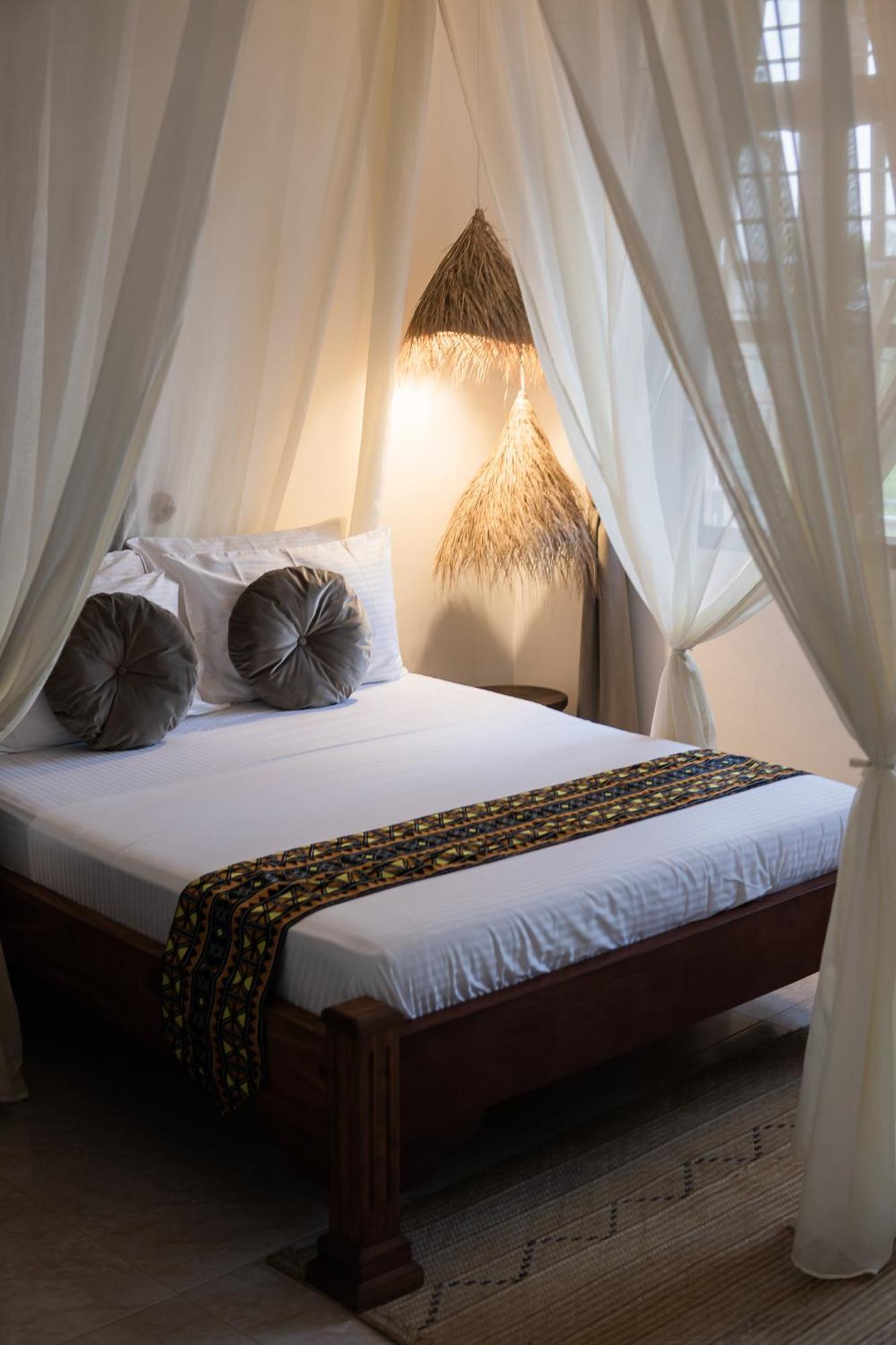 Kima Serviced Beach House & Suites Bwejuu Exterior photo